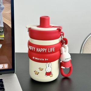 แก้วน้ำ Miffy งานแท้ ขนาด 480 ml ที่จับซิลโคนจับถนัดมือไม่ลื่นหลุด ดื่มได้ 2 ระบบ แบบยกดื่ม/หลอดดูด สแตนเลสเกรด 316 เก็บอุณหภูมิได้ยาวนาน มาพร้อมที่กรองชา สามารถถอดล้างได้ มาพร้อมพวงกุญแจ Miffy และสายคล้องมือ