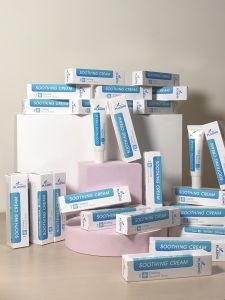 พลาสโม ซูทติ้ง ครีม สูตรเย็น 20g. (ทาหลังยุงกัด) ยกลัง 56 หลอด หมดอายุ 03/2026