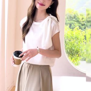 AMMIN หูกระต่ายอสมมาตรฝรั่งเศสแบบใหม่คอกลมนุ่มและเสื้อละเอียดอ่อนสำหรับผู้หญิงเสื้อหรูหราชุดซาตินแขนสั้น