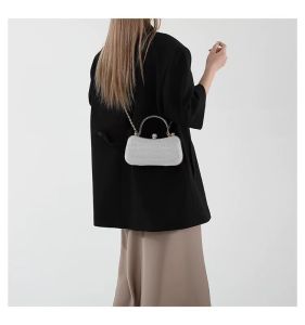 【พร้อมส่ง-ราคารดี】กระเป๋าสะพายข้าง สไตล์เกาหลี  กระเป๋าผู้หญิง  แฟชั่น งานสวย การออกแบบทรงกลมเรียบง่ายและทันสมัย ส่งที่ไทย ตกแต่งไรน์สโตนที่สวยงาม