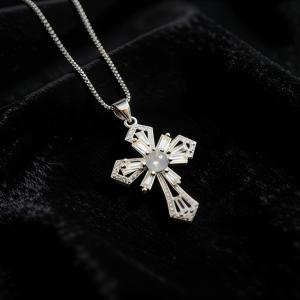 A small and delicate crystal necklace an elegant collarbone chain short necklace
