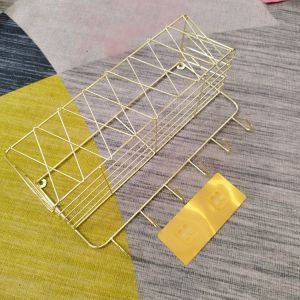 Kệ gắn tường nhà tắm nhà vệ sinh decor nhà cửa có móc treo đồ mạ vàng thiết kế phong cách châu âu sang trọng