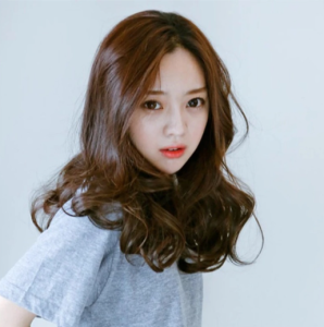 Medium Long Brown Wavy Wig with Bangs Natural Looking Synthetic Hair for Women Heat Resistant Fiber Daily Wear Cosplay Costume Party Fashion Hairstyle Comfortable and Stylish Curly Hairpiece for Girls and Women