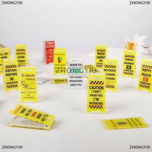 [COD] ZHONGYI0 ป้ายอะคริลิค ปล่อยให้ฉันอยู่คนเดียวฉันกำลังยุ่ง ของขวัญสำหรับตกแต่งสำนักงานที่น่าขบขันคลิปติดตั๋วบนเดสก์ท็อปสำหรับเพื่อนร่วมงาน