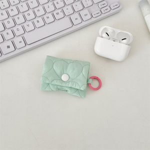 Quilted Heart Shaped Softshell Earphone Storage Bag for Students Portable Small Fabric Bag for Girls with Bluetooth Earphones按扣蓝牙耳机包