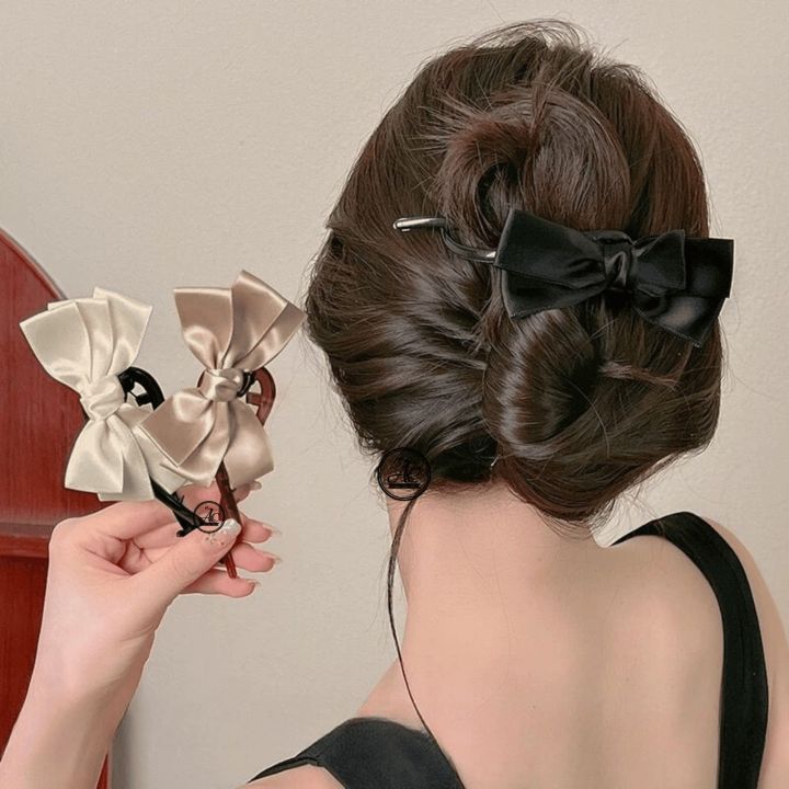 Korean%20Satin%20Bow%20Banana%20Hair%20Clip%20Elegant%20Ribbon%20Hair%20Clip%20Women%20Hair%20Accessories%20Daily%20&%20Office%20Wear%20%E9%9F%A9%E5%BC%8F%E7%BC%8E%E9%9D%A2%E8%9D%B4%E8%9D%B6%E7%BB%93%E9%A6%99%E8%95%89%E5%A4%B9%E4%BC%98%E9%9B%85%E5%8F%91%E9%A5%B0%E5%A5%B3%E5%A3%AB%E5%8F%91%E5%A4%B9%20-%20Image%202