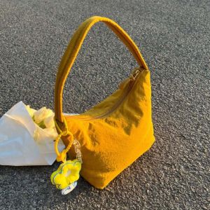 LIGHTER พร้อมจี้ดอกไม้ กระเป๋าถือสีทึบ สไตล์เกาหลีแบบ ถุงเกี๊ยวซ่า กระเป๋าไนลอนน้ำหนักเบา หวานหวานแหววว ซิปมีซิป กระเป๋าสะพายไหล่แบบสั้น สำหรับผู้หญิง