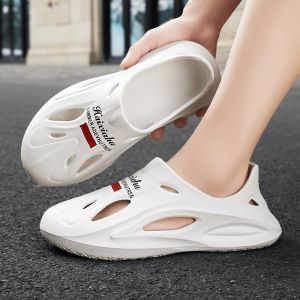 Kasut gua untuk lelaki yang mempunyai tapak tebal yang terpijak najis pada musim panas dan memakai sandal sukan untuk bernafas dan berpasir.