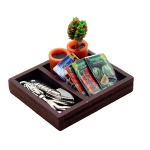 Cảnh vườn thu nhỏ được thiết lập với giá đỡ hoa kết cấu và kiểu dáng nông nghiệp cho màn hình búp bê quy mô 1/12