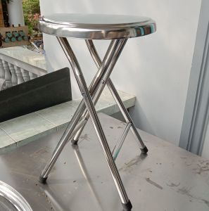 Ghế xếp inox dạng không có lưng dựa cao 50cm.Inox 201mặt ghế trơn đường kính 32cm.Hàng dày dặn chắc chắn.
