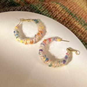 Fashionable Ring Gift 秋冬新款缠绕彩色毛线耳圈女气质小众高级感时尚百搭耳环新款耳饰