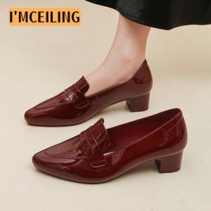 Womens retro style pointed toe thick heel small leather shoes with soft soles and wear-resistant suitable for commuting slip-on loafers and versatile work shoes