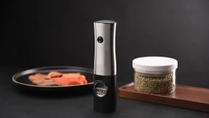 1PC Electric Salt and Pepper er Automatic Spice Mill Shakers with LED Light Adjustable Coarseness for Kitchen Outdoor