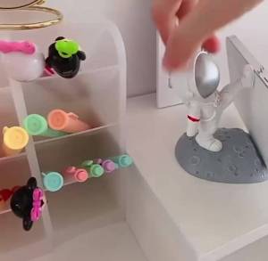 Holder hp berbentuk kartun astronot yang lucu dan menarik/dudukan ponsel