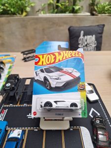 Hot Wheels 17 Ford GT HW Exotics
