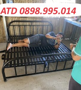 Giường sắt đơn giản màu đen màu trắng tinh đủ kích thước 0.8m-1m-1m2-1m4-1m6-1m8 dài 2m tại Xưởng