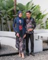 Set Couple Ayu Navy, Couple Kebaya Wisuda Tunangan Setelan Brokat Kutubaru Rok Span Batik. 
