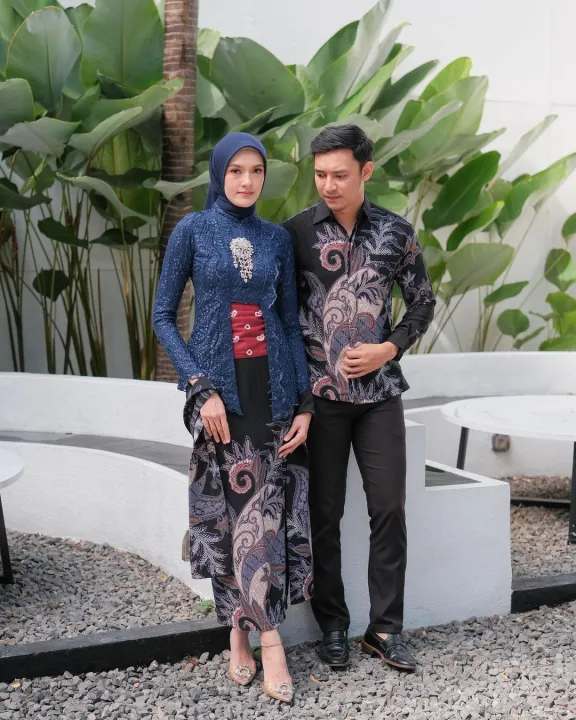 Set%20Couple%20Ayu%20Navy,%20Couple%20Kebaya%20Wisuda%20Tunangan%20Setelan%20Brokat%20Kutubaru%20Rok%20Span%20Batik%20-%20Image%205