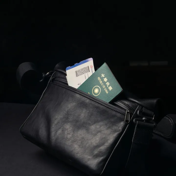 Wotancraft%20PILOT%20LEATHER%20TRAVEL%20CAMERA%20BAG%207L%20UPGRADED%20-%20Image%2010