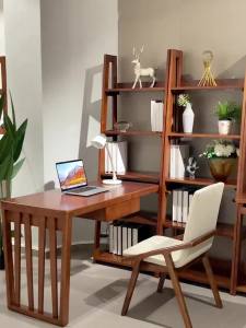 Solid wood desk and bookcase combination modern minimalist corner home office desk with built-in bookshelf and computer desk.