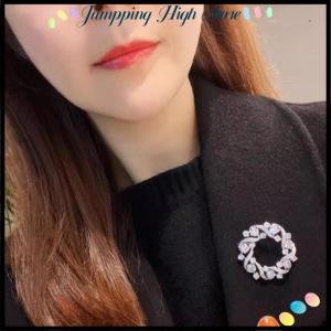 【Jumpping】 เข็มกลัดแฟชั่นพลอยเทียมทรงกลมสีเงินสำหรับผู้หญิงเสื้อผ้าเสื้อโค้ทเครื่องประดับของขวัญเครื่องประดับ