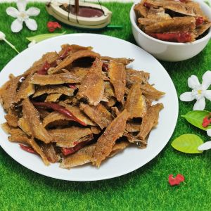 ปลากรอบสามรส 500g. ปลากรอบอบสมุนไพร ปลาเกล็ดขาวอบกรอบสามรส 500g. กรัม หอมเครื่องเทศ ปลากรอบอบสมุนไพร กรอบ อร่อย ปลาเกร็ดขาวอบกรอบ อาหารทะเลแห้ง Crispy Fish Snack .