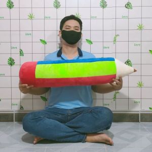 GỐI ÔM NGỦ CHO BÉ HÌNH BÚT CHÌ VẢI NHUNG MỀM MỊN 100% GÒN AN TOÀN CHO BÉ