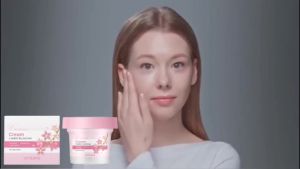 Jaysuing  Krim Hidrasi Sakura   Krim perawatan kulit wajah yang menghidrasi dan menutrisi membuat kulit halus elastis dan bercahaya.