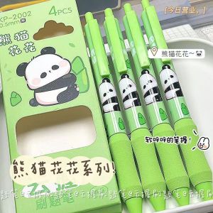 Stationery Sparkel  เซ็ตปากกาเนตรอลล์ที่มีลายการ์ตูนน่ารัก 4 ชิ้น ที่มีจับที่นุ่มนวล มีหมึกเจลปากกาเนตรอลล์สีดำที่น่ารักที่สุด หนึ่งกล่องมี 4 ชิ้น เป็นเครื่องเขียนที่เหมาะสมสำหรับนักเรียนที่น่ารักมากๆ A016