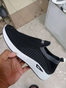Sepatu sneakers fashion pria slip on