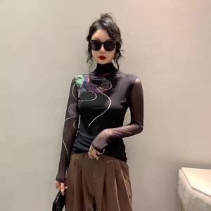 AMMIN เสื้อยืดลายพิมพ์แขนยาวกราฟฟิตีหลากสีสำหรับผู้หญิงเสื้อเบลาส์สวยหรูสไตล์เกาหลีแฟชั่นคอสูงสำหรับฤดูใบไม้ผลิและฤดูใบไม้ร่วงปี2024