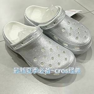Crocss Dép sục nữ đế dày thời trang phong cách chống trượt đi biển mùa hè mẫu mới kinh điển họa tiết mây lấp lánh.