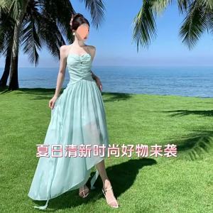 Đầm dài cổ yếm màu xanh bạc hà không khí kỳ nghỉ lưng đẹp như cổ tích thích hợp cho chụp ảnh bãi biển