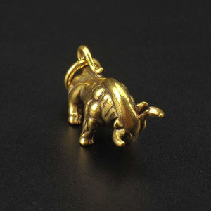 【Clementty】 Mini Retro Brass Wall Street Bull Statue Sculpture Hand Toy Gift Keychain Ornament Home Office Desk Decorative Ornament