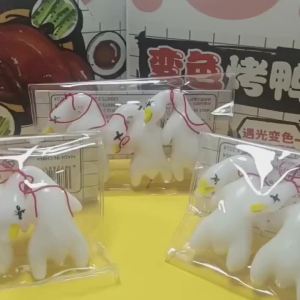 变色烤鸭捏捏乐遇光变色仿真动物慢回弹解压玩具网红爆款摆摊批发Color changing roast duck kneading music changes color in light simulation animal slow rebound decompression toy net red pop stalls wholesale