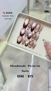 Nizi เล็บปลอมสำหรับฤดูใบไม้ร่วงและฤดูหนาวแบบใหม่สำหรับฤดูใบไม้ร่วงพิมพ์ลายเสือดาวด้วยมือสไตล์ฝรั่งเศสสติกเกอร์เล็บตาแมวหรูหรา