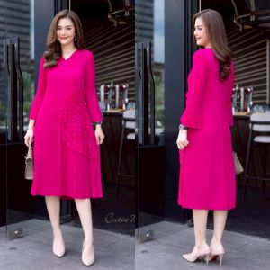 เดรสผ้าอัดพลีทลายกระดูกงู เนื้อผ้าสัมผัสนุ่ม สีพื้นเรียบหรู มาพร้อมความหรูด้วยดอกไม้งานปราณีต เดรสสวยหรูวางลายผ้าได้โดดเด่นมากเหมาะกับทุกโอกาสค่ะ ไม่ว่าจะลุคชิลๆหรือใส่ออกงานก็สวยมากค่ะ