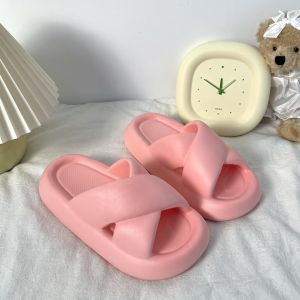 QDshop จัดส่งเร็ว 🎉 รองเท้าแตะ รองเท้าแตะแบบสวม รองเท้าแฟชั่นผู้หญิง รุ่นใหม่มาแรง น่ารักไม่ไหว รองเท้าแตะแบบสวม สายไขว้ พื้นหนา นิ่ม ใส่สบาย สีสันโดนใจแน่นอน มีให้เลือก 5 สีเลยน๊า 🔥