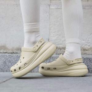 Sục Cross band crush cao 7cm chính hãng xuất xịn full box tặng 10 charm gắn dép màu kem