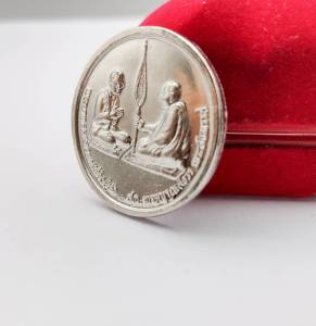 เหรียญสนทนาธรรมระหว่าง ในหลวง-สมเด็จญาณสังวร สมเด็จพระสังฆราช ด้านหลังพระสยามเทวาธิราช สร้างปี 2000 บางคนเรียกเหรียญ Y2K โค๊ต Y2k