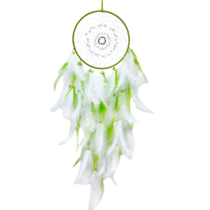 นักฝันที่มีศิลปะเครื่องประดับแบบแขวนสำหรับตกแต่งบ้านด้วยขนนกและลูกปัดในสีขาวและสีเขียว