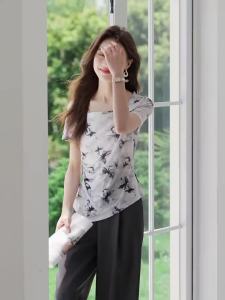 Ammin 2024 Mùa Hè Mới Pháp cổ áo vuông Mực Nhuộm in hoa Cotton T-Shirt Phụ Nữ Của phong cách Hàn Quốc Tay Ngắn Với viền không đều Thiết Kế Áo Blouse thanh lịch