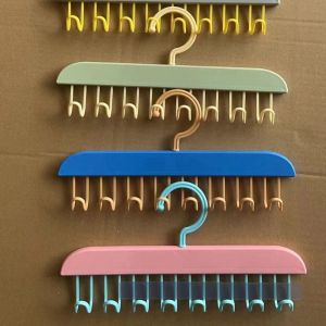 AOJN ของใช้ในครัวเรือนมัลติฟังก์ชั่แปดตะขอแขวนห้องน้ำที่มีสติ๊กเกอร์ไร้รอยต่อที่แข็งแกร่งเหนีตะขอแขวนเสื้อผ้าแบบหลายฟังก์ชัน 8 จุด สำหรับห้องน้ำและจัดเก็บของใช้ ดีไซน์ไม่ทำให้เสื้อผ้าพับ โทนสีหวาน สไตล์โมเดิร์นเรียบง่าย