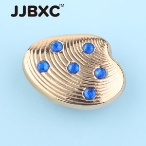 Phụ kiện giày DIY bao gồm khóa kim loại và sao biển để tạo phong cách thời trang.