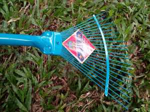 SAPU TAMAN GARUK DAUN BESI ANTI KARAT PATAH TAMAN GAGANG KAYU HALAMAN JALANAN TANAH PEKARANGAN KEBUN