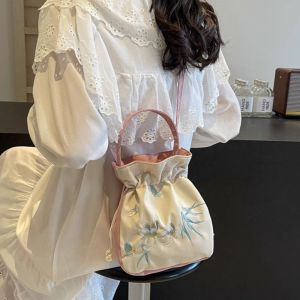 ALICE XU สไตล์ชนเผ่า กระเป๋าหูรูดปักลาย ผ้าไหมซาตินผ้าไหม กระเป๋าถังดอกไม้ กระเป๋าสะพาย Hanfu แฟชั่นสำหรับผู้หญิง กระเป๋า Crossbody กระเป๋าถือสไตล์จีน ผู้หญิง/เด็กผู้หญิง