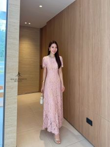 เดรสลูกไม้ขาวยาว สไตล์เจ้าหญิง เรียบหรูแต่ทรงพลังในทุกย่างก้าว  คีย์ลุคของความสง่างามที่สื่อถึงความอ่อนโยนและมั่นใจในแบบผู้หญิงยุคใหม่  ดีเทลเดรส:  • ชุดเดรสลูกไม้สีขาวทรงยาวคอแต่งเพชร ดีไซน์เข้ารูปช่วงเอว เผยสัดส่วนอย่างพอดีแบบไม่โป๊  • ลายลูกไม้ถักละเอี