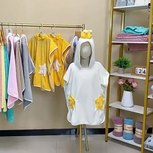 A Crown-like Childrens Bath Towel Thickened High-density Coral Fleece Hooded Bathrobe Soft Cartoon Cloak Cape