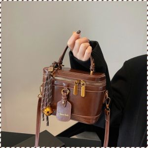 กระเป๋าสตรี การเดินทาง มีหลายสไตล์ กระเป๋าสะพายข้าง คุณภาพสูง ขนาดปานกลาง จี้ ใช้งานได้จริงและสะดวกสบาย