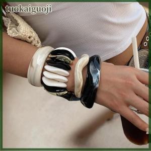 tuokaiguoji กำไลข้อมือแฟชั่นสีดำสีเบจหนาอะคริลิคยืดหยุ่นได้กำไลข้อมือเรขาคณิตแบบกว้างแบบไม่สม่ำเสมอสำหรับผู้หญิงสวยงาม